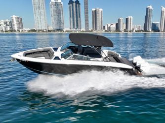 33' Cobalt 2022 Yacht For Sale